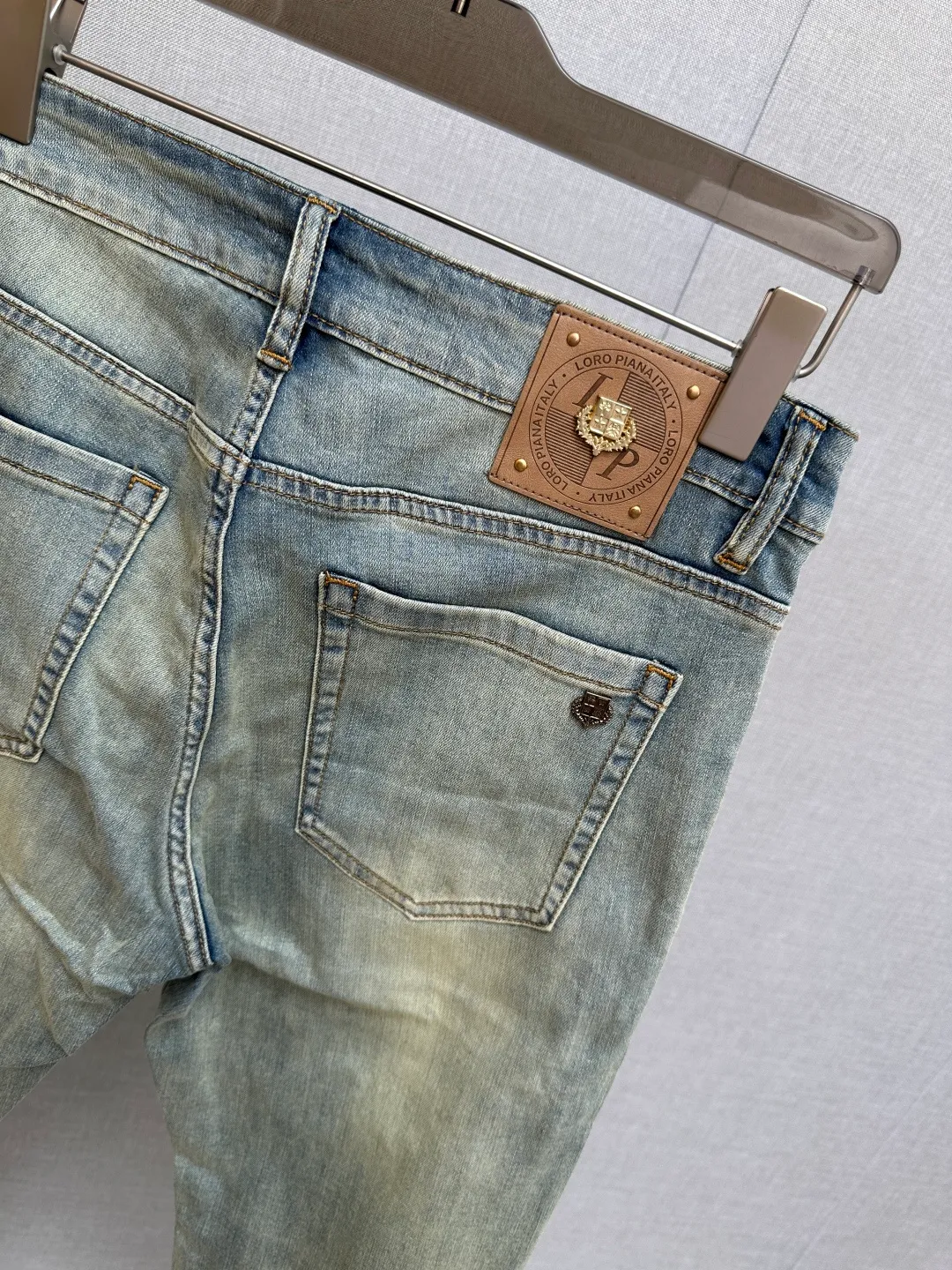 Available at the official website counter at the same time, the Original is a very stylish pair of jeans, with customized original washed denim fabric, unique design, top-notch printing technology letter pattern logo, original hardware accessories decoration, an extremely outstanding pair of jeans, the materials and craftsmanship are extremely luxurious and exquisite, extremely high-grade, handsome and stylish upper body, recommended 👍, Sizes: 29-38
